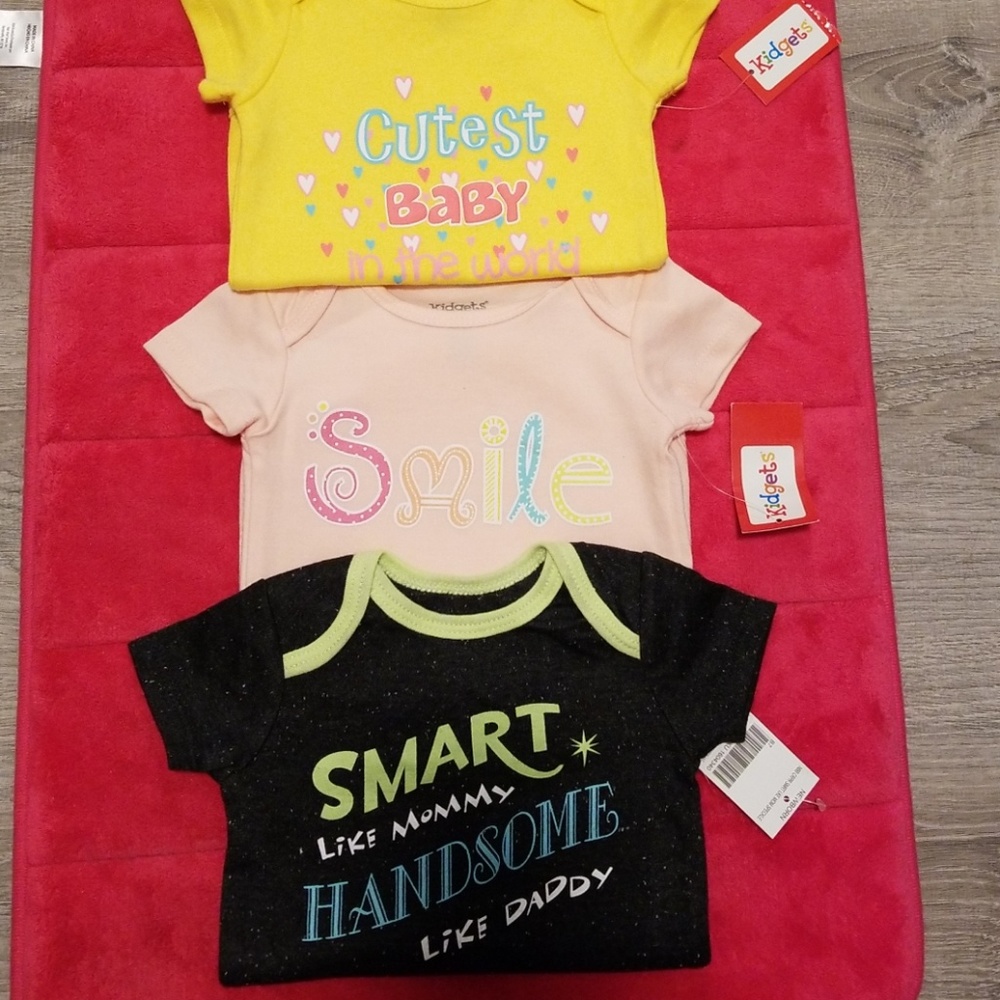 NWT 3pk printed Onesis tshirts